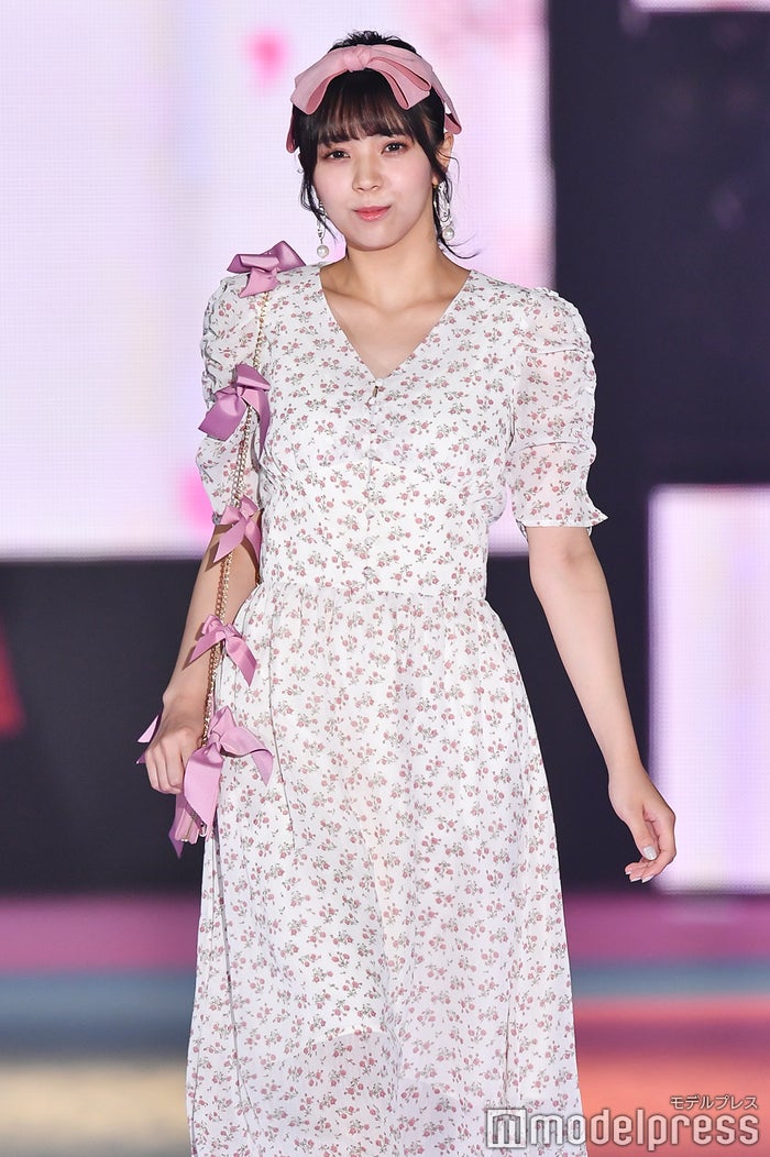 欅坂46小林由依 ピンクリボン姿が可愛すぎ 黄色い声飛び交う Girlsaward 19 Spring Summer モデルプレス