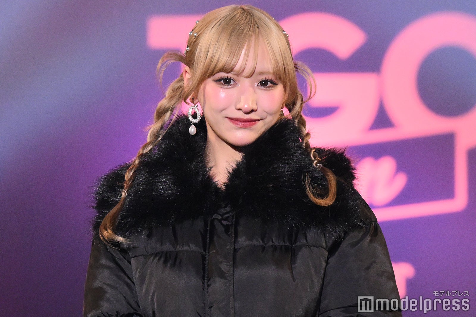 今日好き」2児の母・重川茉弥、オールブラックコーデから美脚