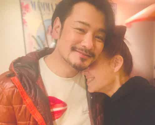 膝蓋骨骨折で手術のLiLiCo、夫の純烈・小田井涼平と2ショットで退院報告「大きな男が迎えに来てくれた」