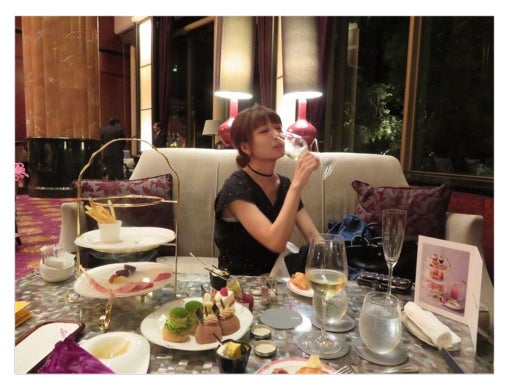 「ウェスティンホテル東京」のレストランで食事を満喫した桃／桃オフィシャルブログ（Ameba）より