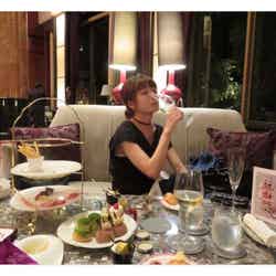 「ウェスティンホテル東京」のレストランで食事を満喫した桃／桃オフィシャルブログ（Ameba）より