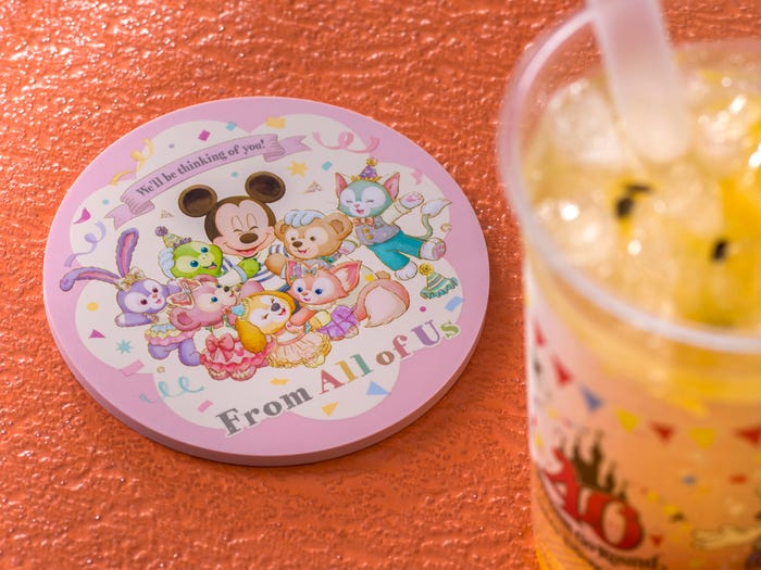 スパークリングドリンク(マンゴー&パッションフルーツ)、スーベニアコースター付き¥1,250※ドリンク単品¥600(C)Disney