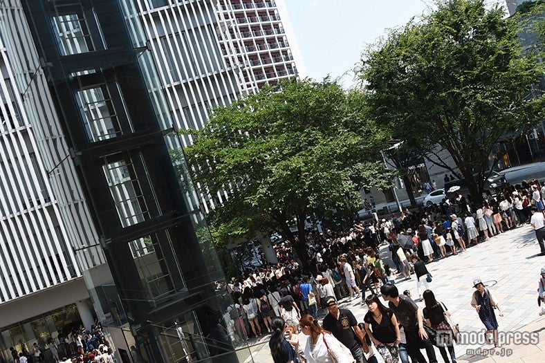 ポップアップストア周辺に1500人殺到