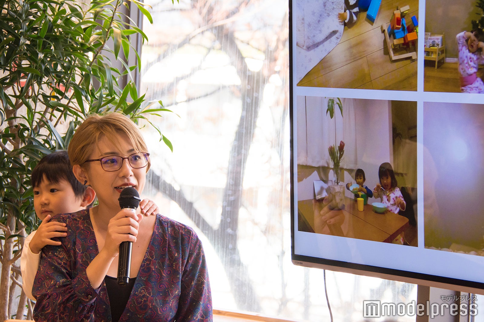 イラストレーター横峰沙弥香氏と長男まめちゃん（C）モデルプレス