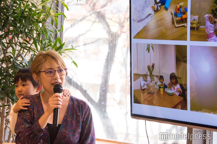 イラストレーター横峰沙弥香氏と長男まめちゃん(C)モデルプレス