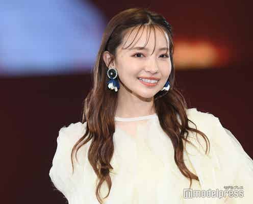 村瀬紗英、ショートパンツで美脚スラリ 「飛べそう」なふんわりコーデ<札幌コレクション 2022 S/S>