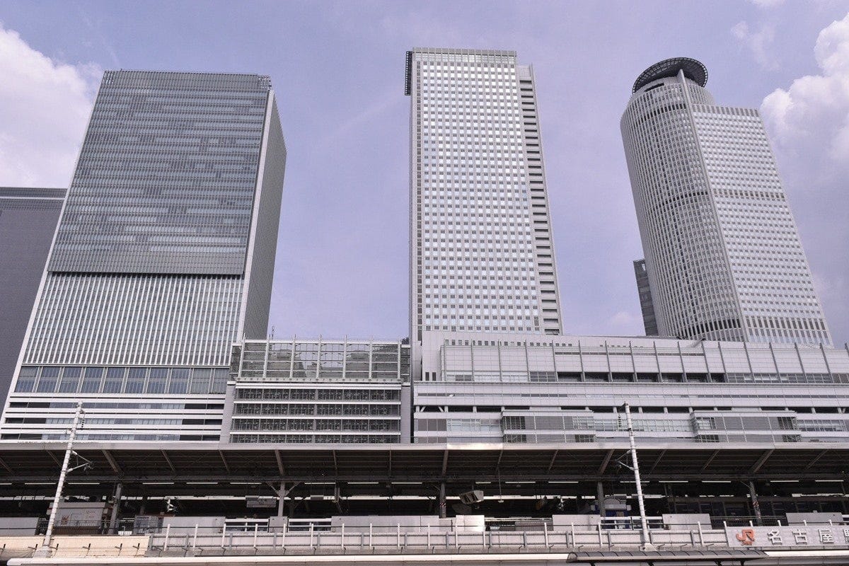 名古屋の玄関口、名古屋駅。多くの交通機関が乗り入れ、駅前には高層ビルが建ち並ぶ
