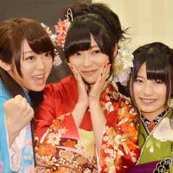 左から:峯岸みなみ、指原莉乃、横山由依