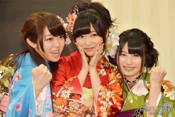 左から:峯岸みなみ、指原莉乃、横山由依