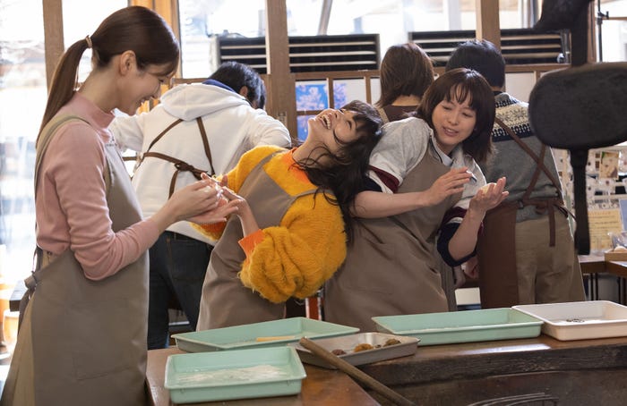 生見愛瑠、岸井ゆきの、清野菜名「日曜の夜ぐらいは…」第1話より(C)ABCテレビ