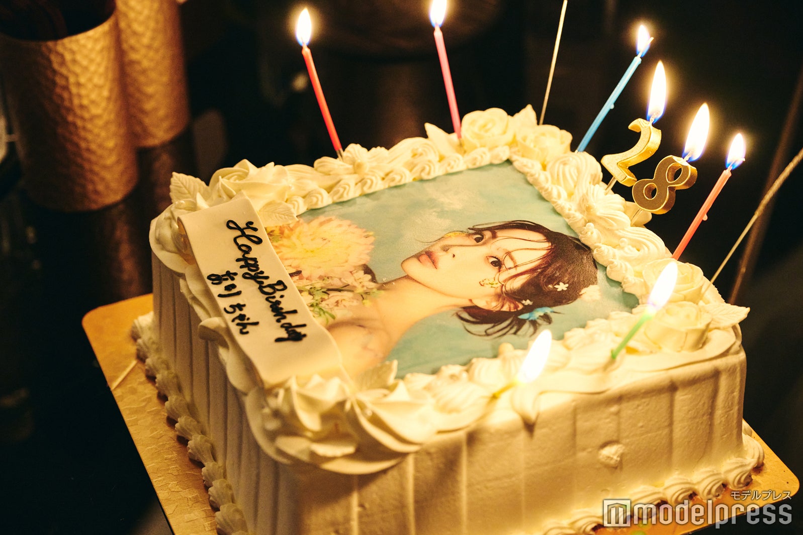 バースデーケーキにはお気に入りの写真が（C）モデルプレス