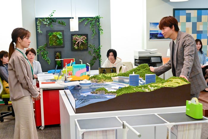 石原さとみ、綾野剛「恋はDeepに」第1話より (C)日本テレビ