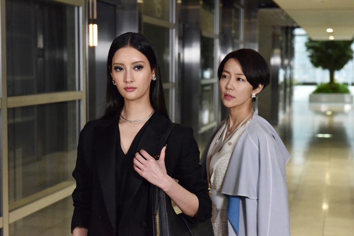 菜々緒、木村佳乃/「Missデビル 人事の悪魔・椿眞子」第1話より(C)日本テレビ