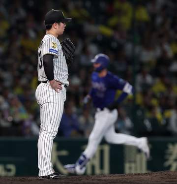 阪神 投手のマラーに2ラン被弾 中日・井上監督はニンマリも、石黒はマウンド上で呆然 6点ビハインドの苦しい展開に 阪神で今季の聖地弾は佐藤輝と森下だけ
