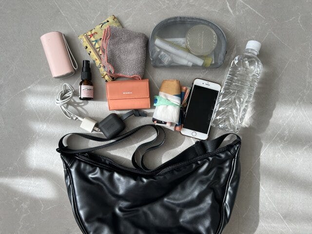 レザータッチラウンドバッグはどのくらい荷物が入るのか