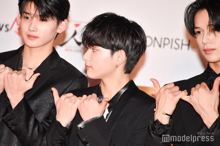 ポーズを合わせるJO、HARUA、K (C)モデルプレス