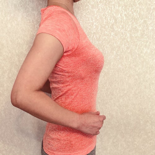 胸を広げ肩を後ろに回す