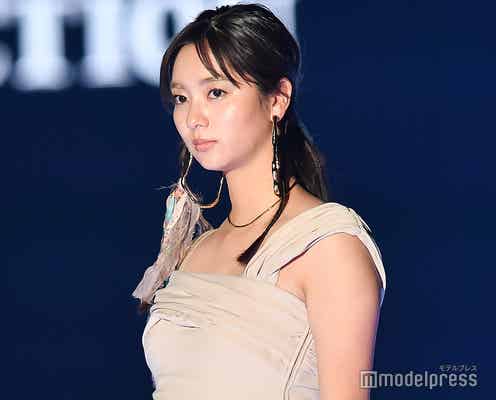 新川優愛、美デコルテ眩しい肌見せコーデでクールにランウェイ<TGC2020 S/S>