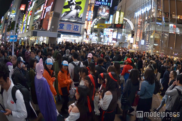 ハロウィン 渋谷大パニック 厳戒態勢もお祭り騒ぎ モデルプレス