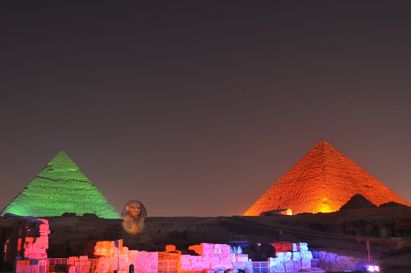 色とりどりにライトアップされたピラミッドは、一層神秘的！（提供画像）