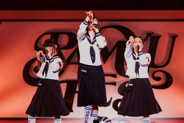 新しい学校のリーダーズSUZUKA驚きパフォ ステージ降りてその場で脱いだくつ下プレゼント
