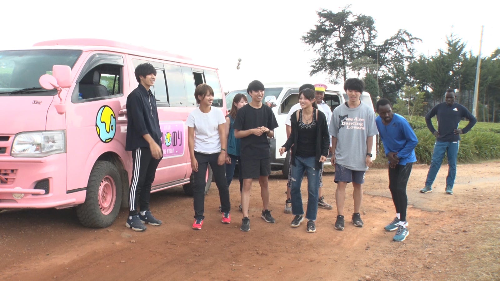 プロのランナーと勝負することになったメンバー「あいのり：African Journey」第4話より（C）フジテレビ