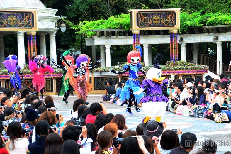 「ニューヨーク・ハロウィーン・フォリーズ」モデルのスケルトンとウォーキング披露