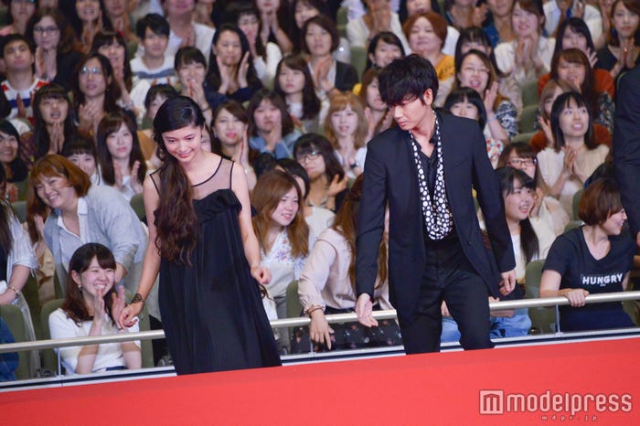 ロングドレスの宮崎あおいの登壇を気遣う綾野剛(C)モデルプレス