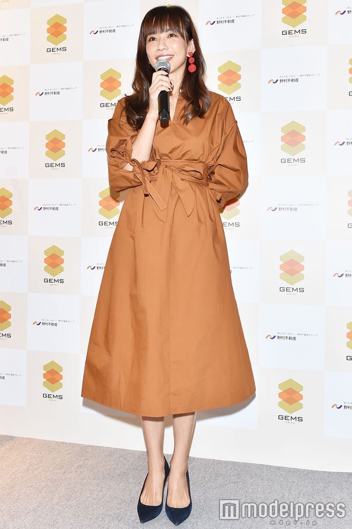 ミディアムヘアの優木まおみ(C)モデルプレス