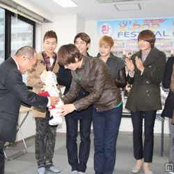 「ネパール図書プロジェクト」セレモニーに参加するZE:A/(C)NPO法人日韓文化交流会