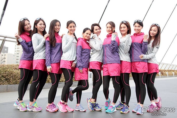 水沢アリー(左から6番目)と「TOKYO GIRLS RUN」メンバー