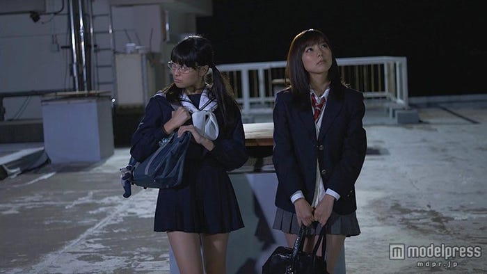 (左から)北原里英、真野恵里菜/(C)「みんな!エスパーだよ!番外編~エスパー、都へ行く~」製作委員会