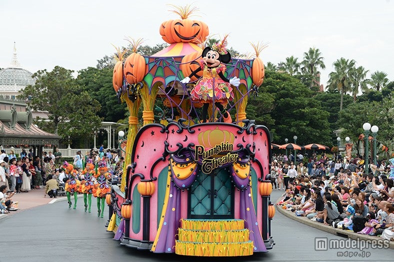 「ハッピーハロウィーンハーベスト」元気いっぱいのパンプキンガールズが踊っているレビューシアターのフロート