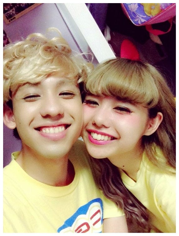 デートをするぺことりゅうちぇる/ぺこオフィシャルブログより(Ameba)