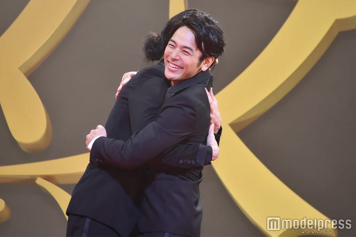 ハグを交わす綾野剛と妻夫木聡 (C)モデルプレス