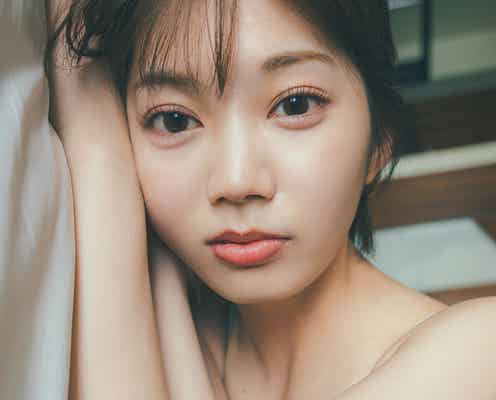 日向坂46高本彩花、ベッドでの純白ランジェリー姿 1st写真集封入ポストカード第4弾解禁【僕の記憶の中で】
