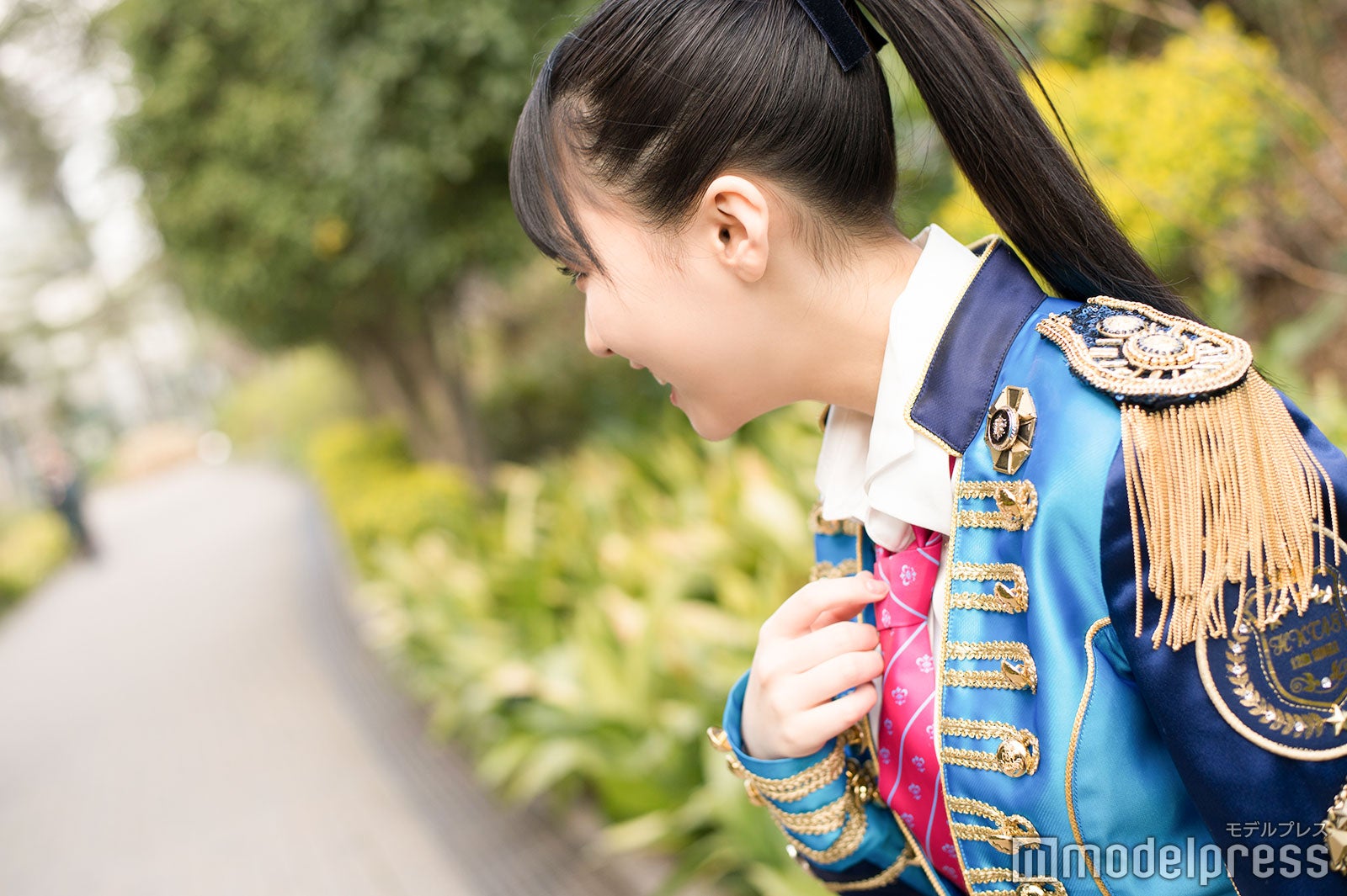 衣装が派手だったため（？）通りがかった子供に「新しいキャラクター？」と間違えられて思わず笑う田中美久（C）モデルプレス