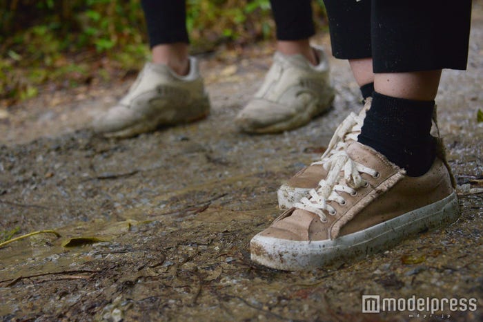 ぬかるんだ険しい道を進む…(C)モデルプレス