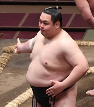 大相撲 勝利した友風にまさかのハプニング 花道で転倒の瞬間が中継に映り込む 放送席も「あっ！」と驚き