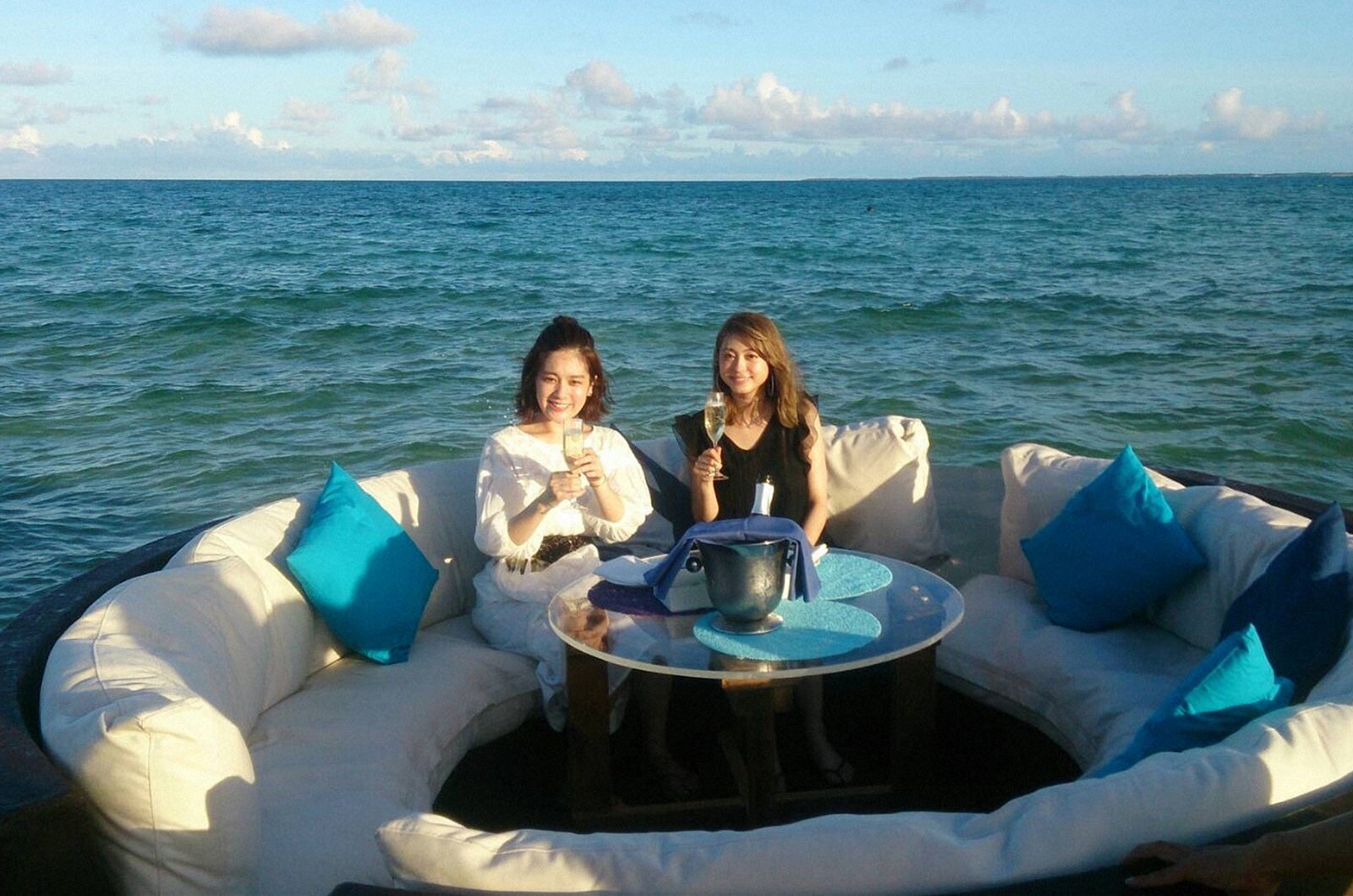 イカダラウンジ（左から）筧美和子、大川藍／画像提供：TBS