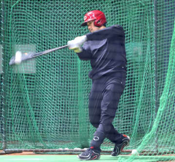 広島・末包30歳シーズン30発の誓い 和田一浩氏がスイング軌道を伝授「体からバットが生えている感じ」