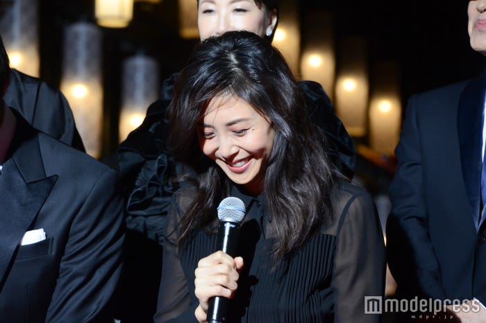 照れてしまう松嶋菜々子(C)モデルプレス