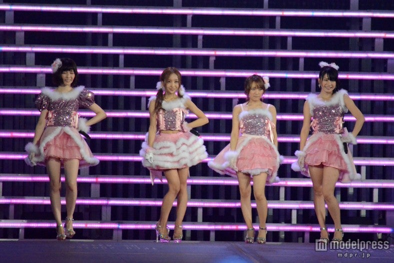 板野友美、生着替えに観客興奮　