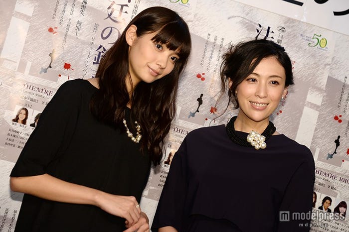 (左から)新川優愛、雛形あきこ
