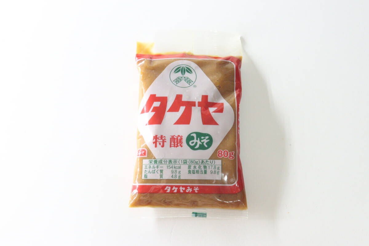 白い背景に置かれたタケヤ特醸みそ80gパックの正面