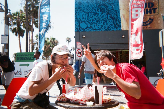 (左から)齋藤陽道、窪田正孝(画像提供:SDP)