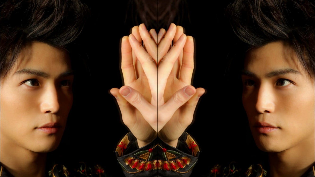 岩田剛典／岩⽥剛典写真集「Layer～Evolution from “Spin” and to the future～」より（撮影：永瀬正敏／講談社）