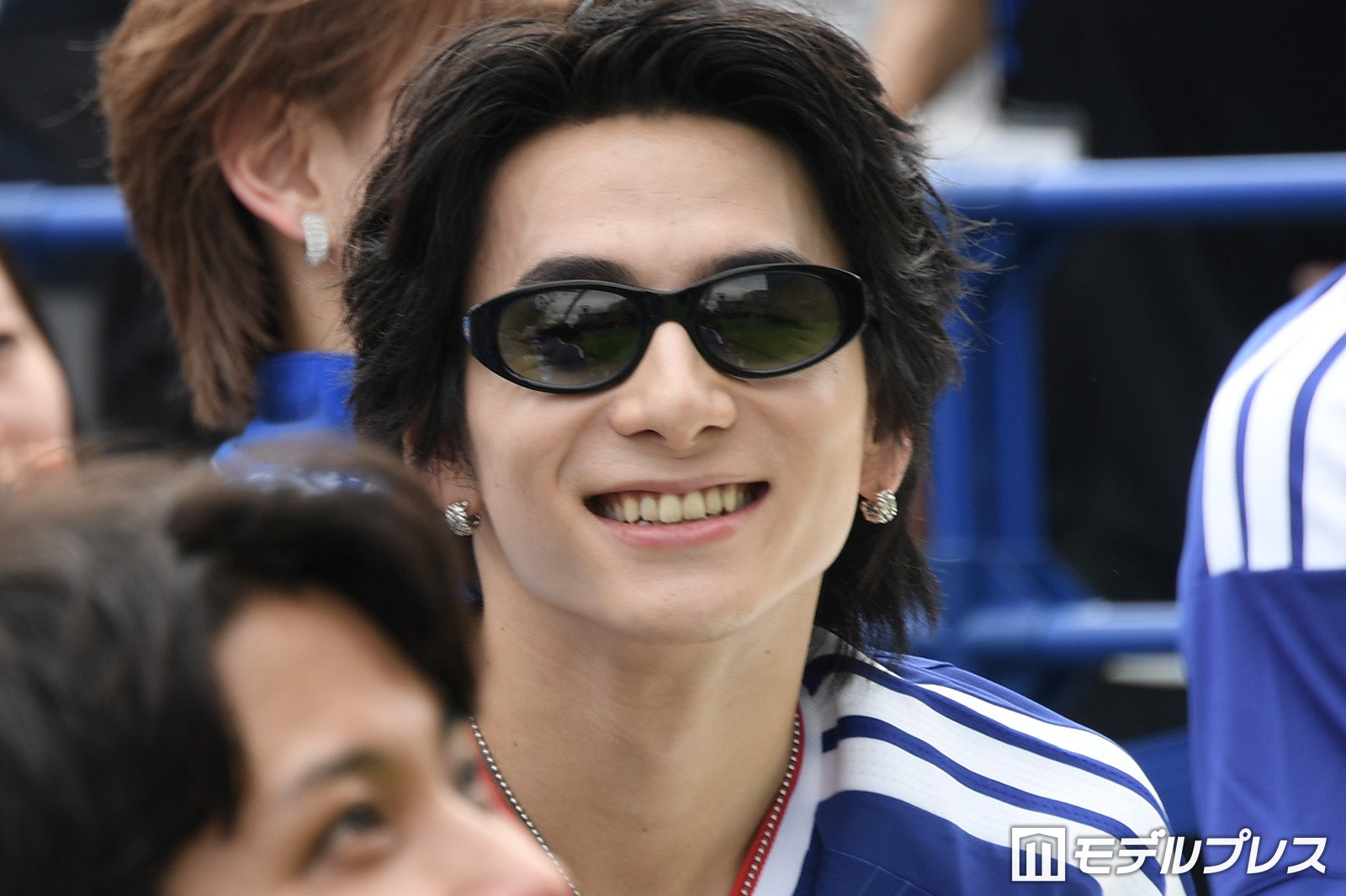 カメラを見つけて笑顔の西洸人（C）モデルプレス