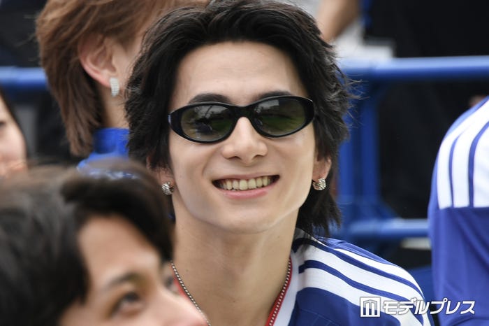 カメラを見つけて笑顔の西洸人(C)モデルプレス