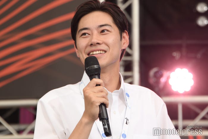 渡辺翔太によく遊ばれている戸塚純貴(C)モデルプレス